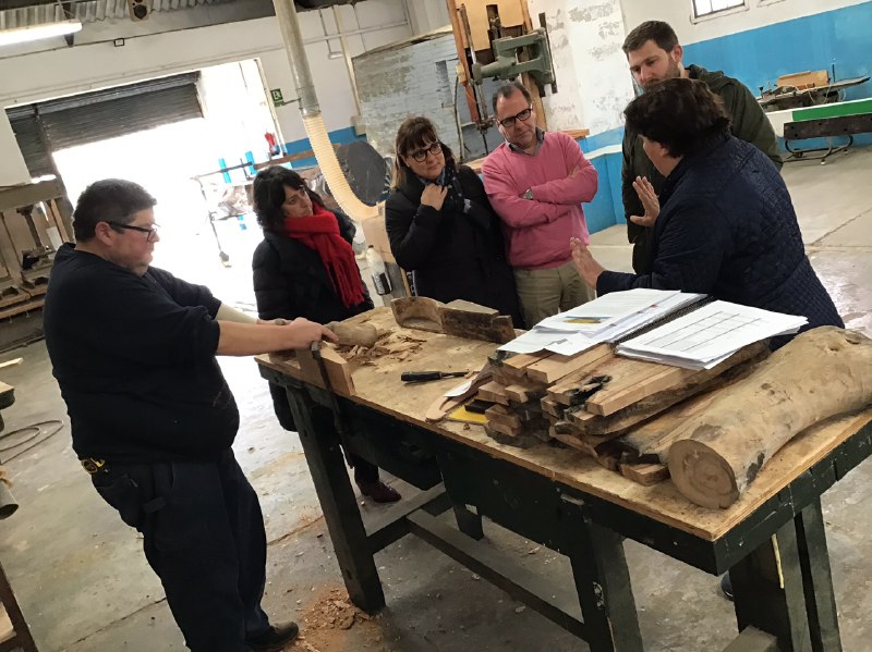 Visita al taller de la brigada de Patrimoni del Consell de Mallorca (elaboració de les culleres d'un molí d'aigua)