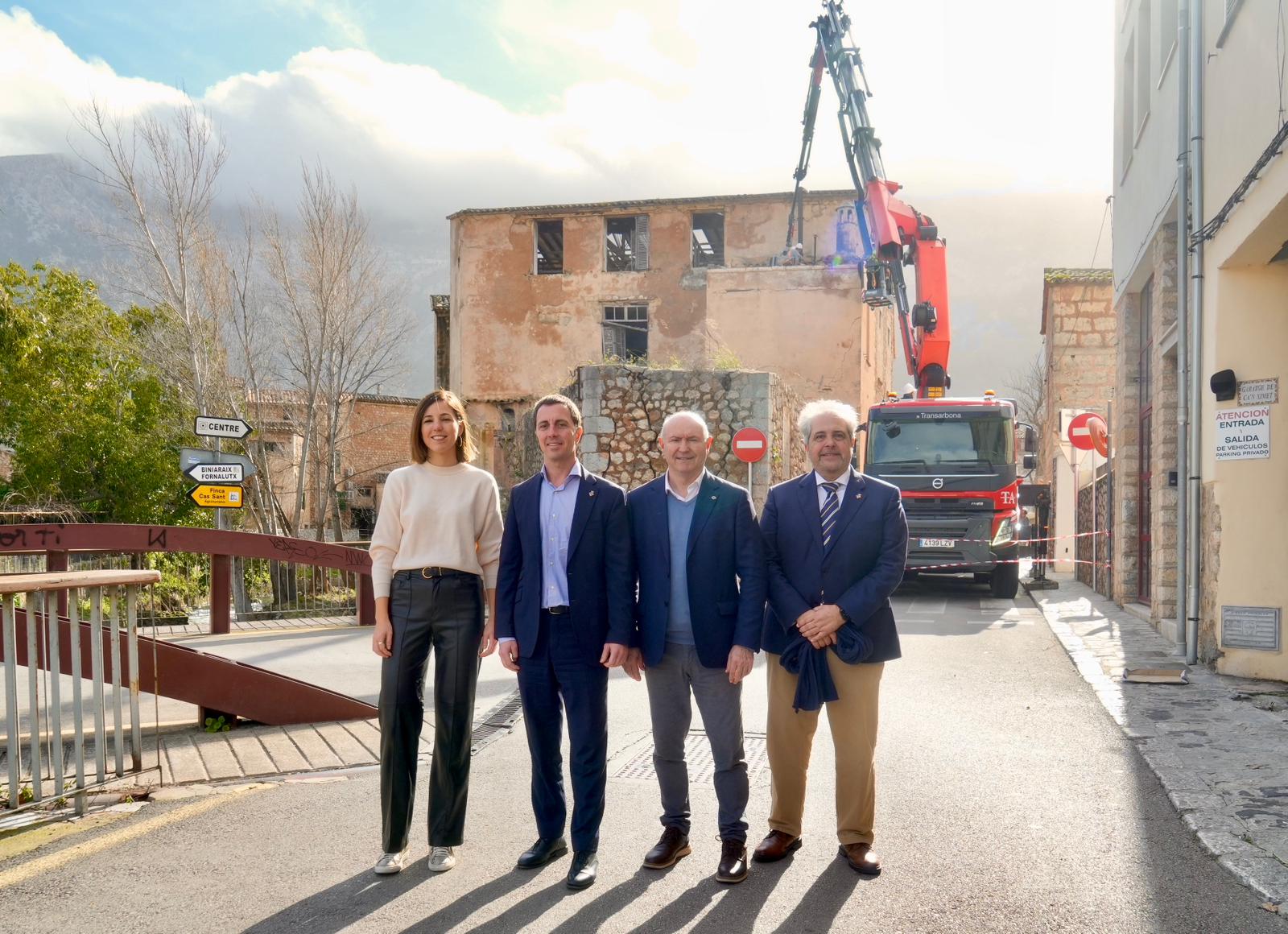 Visita del president del Consell de Mallorca, Llorenç Galmés; la vicepresidenta, Antònia Roca i el conseller d'Hacienda i Funció Pública, Rafel Bosch a Sa Fàbrica Nova de Sóller