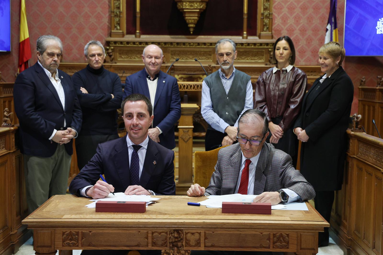 Firma delante notario de la compra de Sa Fàbrica Nova de Sóller