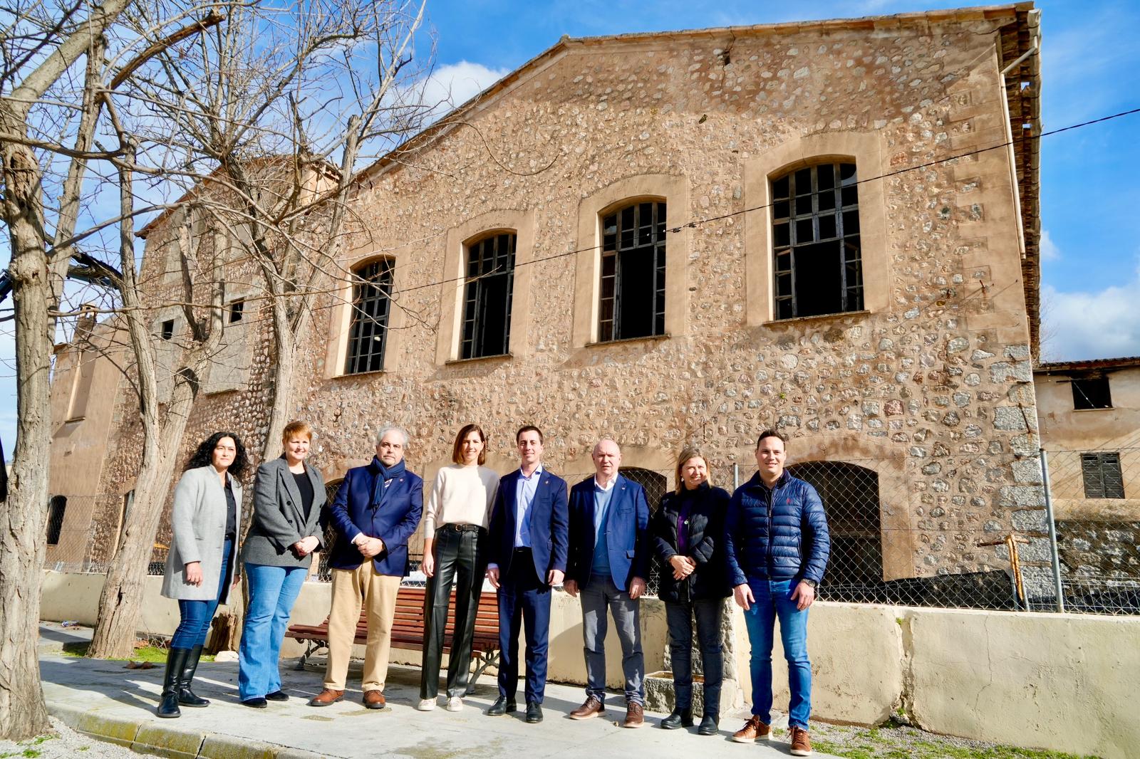 Visita del president del Consell de Mallorca, Llorenç Galmés; la vicepresidenta, Antònia Roca i el conseller d'Hacienda i Funció Pública, Rafel Bosch a Sa Fàbrica Nova de Sóller